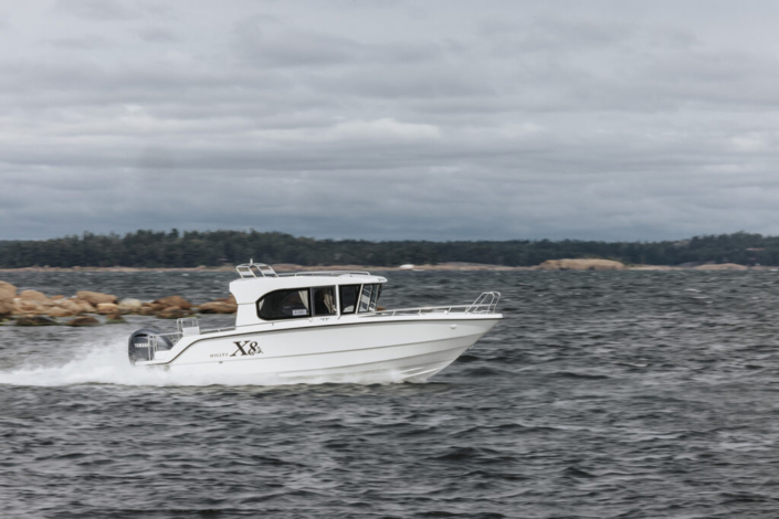 Vene-lehden koeajossa suomalaisvalmisteinen Willy's X8 - hyttivene.